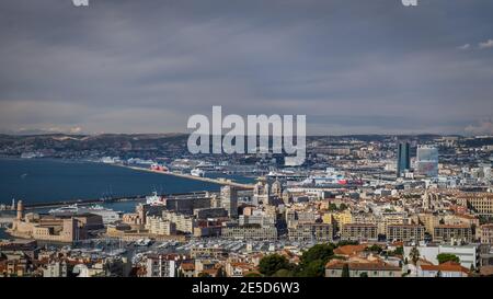 Marseille, Frankreich, Okt 2020, Panoramablick auf die Stadt an der Mittelmeerküste in Südfrankreich Stockfoto
