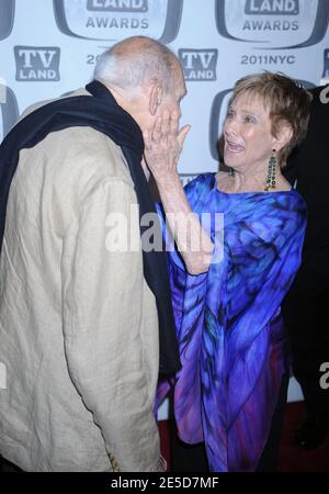 DATEI FOTO. Januar 2021. - Cloris Leachman, Oscar-prämierter Star von 'Young Frankenstein and Phyllis' stirbt mit 94 Jahren. NEW YORK, NY - APRIL 10: Abe Vigoda und Cloris Leachman nehmen an den 9. Annual TV Land Awards im Javits Center am 10. April 2011 in New York City Teil Menschen: Abe Vigoda, Cloris Leachman Kredit: Storms Media Group/Alamy Live News Stockfoto