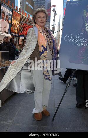 DATEI FOTO. Januar 2021. - Cloris Leachman, Oscar-prämierter Star von 'Young Frankenstein and Phyllis' stirbt mit 94 Jahren. Manhattan, Vereinigte Staaten Von Amerika. März 2009. NEW YORK - MÄRZ 31: Cloris Leachman enthüllt die neue PETA-Anzeige am Times Square am 31. März 2009 in New York City People; Cloris Leachman Kredit: Storms Media Group/Alamy Live News Kredit: Storms Media Group/Alamy Live News Stockfoto