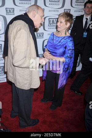 DATEI FOTO. Januar 2021. - Cloris Leachman, Oscar-prämierter Star von 'Young Frankenstein and Phyllis' stirbt mit 94 Jahren. NEW YORK, NY - APRIL 10: Abe Vigoda und Cloris Leachman nehmen an den 9. Annual TV Land Awards im Javits Center am 10. April 2011 in New York City Teil Menschen: Abe Vigoda, Cloris Leachman Kredit: Storms Media Group/Alamy Live News Stockfoto