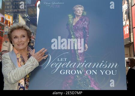 DATEI FOTO. Januar 2021. - Cloris Leachman, Oscar-prämierter Star von 'Young Frankenstein and Phyllis' stirbt mit 94 Jahren. Manhattan, Vereinigte Staaten Von Amerika. März 2009. NEW YORK - MÄRZ 31: Cloris Leachman enthüllt die neue PETA-Anzeige am Times Square am 31. März 2009 in New York City People; Cloris Leachman Kredit: Storms Media Group/Alamy Live News Kredit: Storms Media Group/Alamy Live News Stockfoto