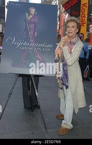 DATEI FOTO. Januar 2021. - Cloris Leachman, Oscar-prämierter Star von 'Young Frankenstein and Phyllis' stirbt mit 94 Jahren. Manhattan, Vereinigte Staaten Von Amerika. März 2009. NEW YORK - MÄRZ 31: Cloris Leachman enthüllt die neue PETA-Anzeige am Times Square am 31. März 2009 in New York City People; Cloris Leachman Kredit: Storms Media Group/Alamy Live News Kredit: Storms Media Group/Alamy Live News Stockfoto