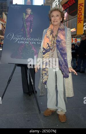 DATEI FOTO. Januar 2021. - Cloris Leachman, Oscar-prämierter Star von 'Young Frankenstein and Phyllis' stirbt mit 94 Jahren. Manhattan, Vereinigte Staaten Von Amerika. März 2009. NEW YORK - MÄRZ 31: Cloris Leachman enthüllt die neue PETA-Anzeige am Times Square am 31. März 2009 in New York City People; Cloris Leachman Kredit: Storms Media Group/Alamy Live News Kredit: Storms Media Group/Alamy Live News Stockfoto