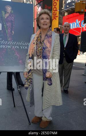 DATEI FOTO. Januar 2021. - Cloris Leachman, Oscar-prämierter Star von 'Young Frankenstein and Phyllis' stirbt mit 94 Jahren. Manhattan, Vereinigte Staaten Von Amerika. März 2009. NEW YORK - MÄRZ 31: Cloris Leachman enthüllt die neue PETA-Anzeige am Times Square am 31. März 2009 in New York City People; Cloris Leachman Kredit: Storms Media Group/Alamy Live News Kredit: Storms Media Group/Alamy Live News Stockfoto