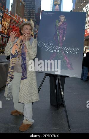 DATEI FOTO. Januar 2021. - Cloris Leachman, Oscar-prämierter Star von 'Young Frankenstein and Phyllis' stirbt mit 94 Jahren. Manhattan, Vereinigte Staaten Von Amerika. März 2009. NEW YORK - MÄRZ 31: Cloris Leachman enthüllt die neue PETA-Anzeige am Times Square am 31. März 2009 in New York City People; Cloris Leachman Kredit: Storms Media Group/Alamy Live News Kredit: Storms Media Group/Alamy Live News Stockfoto