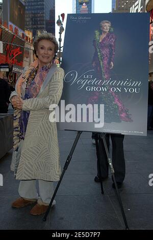 DATEI FOTO. Januar 2021. - Cloris Leachman, Oscar-prämierter Star von 'Young Frankenstein and Phyllis' stirbt mit 94 Jahren. Manhattan, Vereinigte Staaten Von Amerika. März 2009. NEW YORK - MÄRZ 31: Cloris Leachman enthüllt die neue PETA-Anzeige am Times Square am 31. März 2009 in New York City People; Cloris Leachman Kredit: Storms Media Group/Alamy Live News Kredit: Storms Media Group/Alamy Live News Stockfoto