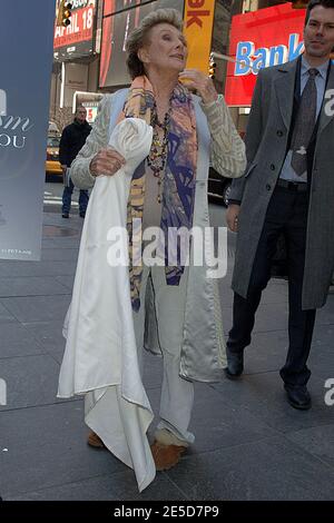 DATEI FOTO. Januar 2021. - Cloris Leachman, Oscar-prämierter Star von 'Young Frankenstein and Phyllis' stirbt mit 94 Jahren. Manhattan, Vereinigte Staaten Von Amerika. März 2009. NEW YORK - MÄRZ 31: Cloris Leachman enthüllt die neue PETA-Anzeige am Times Square am 31. März 2009 in New York City People; Cloris Leachman Kredit: Storms Media Group/Alamy Live News Kredit: Storms Media Group/Alamy Live News Stockfoto