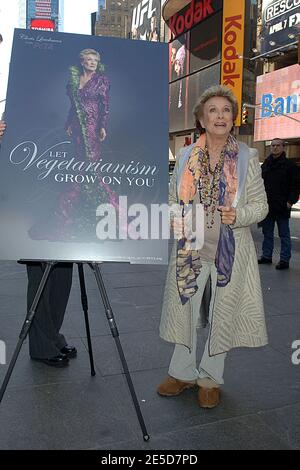 DATEI FOTO. Januar 2021. - Cloris Leachman, Oscar-prämierter Star von 'Young Frankenstein and Phyllis' stirbt mit 94 Jahren. Manhattan, Vereinigte Staaten Von Amerika. März 2009. NEW YORK - MÄRZ 31: Cloris Leachman enthüllt die neue PETA-Anzeige am Times Square am 31. März 2009 in New York City People; Cloris Leachman Kredit: Storms Media Group/Alamy Live News Kredit: Storms Media Group/Alamy Live News Stockfoto