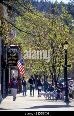 Menschen auf einer Straße in Cooperstown, New York, einer kleinen Stadt im Bundesstaat New York, die für die National Baseball Hall of Fame berühmt ist. Stockfoto