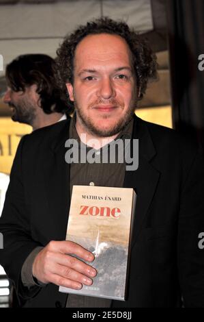 Mathias Enard posiert am 12. November 2008 im Lutetia Hotel in Paris, Frankreich. Mathias Enard erhielt den 'Prix Decembre' für sein Buch 'Zone'. Foto von Mousse/ABACAPRESS.COM Stockfoto