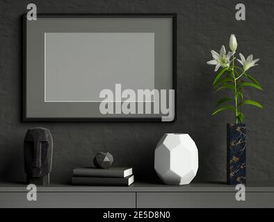 Schwarzer imitierter Posterrahmen auf dunkler Gipswand mit Lilienblume in Marmorvase, Büchern, geometrischen Töpfen, Kopfskulptur; stilvoller Rahmenmock Stockfoto