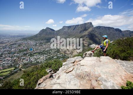 Mann beim Wandern auf Lion's Head, Table Mountain National Park, Kapstadt, Western Cape, Südafrika Stockfoto