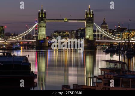 Tower Bridge bei Nacht, London, England, UK Stockfoto