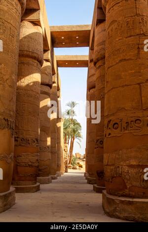 Blick durch die majestätischen Säulen des Karnak-Tempels durch ein Tor, Luxor Stockfoto