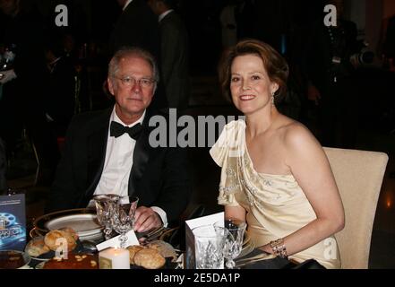 Schauspielerin Sigourney Weaver und Regisseur Barry Levinson posieren beim Eröffnungsdinner zum 8. 'Marrakech Film Festival' in Marrakesch, Marokko am 14. November 2008. Foto von Denis Guignebourg/ABACAPRESS.COM Stockfoto