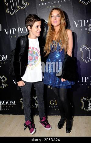 Lindsay Lohan und Samantha Ronson nehmen an der Party im VIP Room Theater in Paris Teil. Frankreich am 14. November 2008. Foto von Mehdi Taamallah/ABACAPRESS.COM Stockfoto