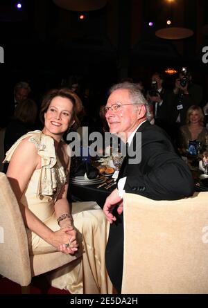 Schauspielerin Sigourney Weaver und Regisseur Barry Levinson posieren beim Eröffnungsdinner zum 8. 'Marrakech Film Festival' in Marrakesch, Marokko am 14. November 2008. Foto von Denis Guignebourg/ABACAPRESS.COM Stockfoto