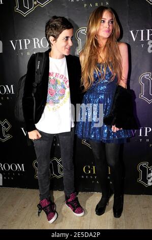 Lindsay Lohan und Samantha Ronson nehmen an der Party im VIP Room Theater in Paris Teil. Frankreich am 14. November 2008. Foto von Mehdi Taamallah/ABACAPRESS.COM Stockfoto