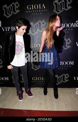 Lindsay Lohan und Samantha Ronson nehmen an der Party im VIP Room Theater in Paris Teil. Frankreich am 14. November 2008. Foto von Mehdi Taamallah/ABACAPRESS.COM Stockfoto