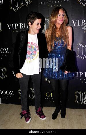 Lindsay Lohan und Samantha Ronson nehmen an der Party im VIP Room Theater in Paris Teil. Frankreich am 14. November 2008. Foto von Mehdi Taamallah/ABACAPRESS.COM Stockfoto