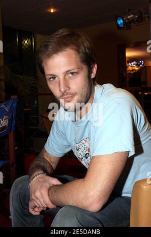 Der französische Schauspieler Nicolas Duvauchelle posiert vor seiner Premiere von 'Secret Defense' beim 9. Filmfestival Musik und Kino in Auxerre, Frankreich am 14. November 2008. Foto von Benoit Pinguet/ABACAPRESS.COM Stockfoto