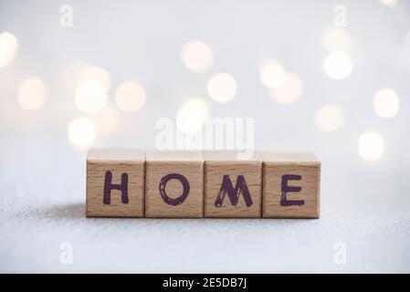 Word Home aus Holzbausteinen Stockfoto