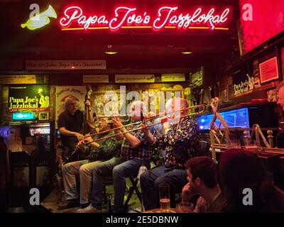 Jazzband spielt Live-Musik im legendären Kölner Club Papas Joe JazzLokal, während das Publikum Bier gupft und trinkt Stockfoto