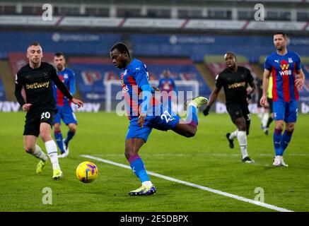 Tyrick Mitchell (Mitte) von Crystal Palace kontrolliert den Ball während des Premier League-Spiels im Selhurst Park, London. Bilddatum: Dienstag, 26. Januar 2021. Stockfoto