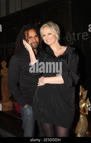 Christian und Adriana Karembeu starten am 18. November 2008 ihr Spa 'Jannhra Spa Paris' in Paris, Frankreich. Foto von Benoit Pinguet/ABACAPRESS.COM Stockfoto