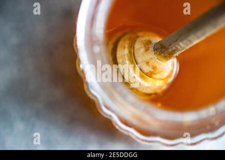 Honig Dipper in einem Glas Bio-Honig Stockfoto