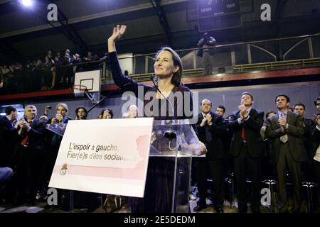 Die französische Sozialistin Segolene Royal hält am 19. November 2008 ein Treffen in Paris, Frankreich, ab. Die sozialdemokratischen Parteimitglieder werden am Donnerstag an die Stelle des scheidenden Parteichefs Francois Hollande treten. Foto von Thibault Camus/ABACAPRESS.COM Stockfoto