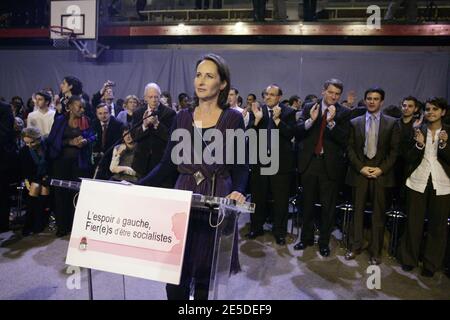 Die französische Sozialistin Segolene Royal hält am 19. November 2008 ein Treffen in Paris, Frankreich, ab. Die sozialdemokratischen Parteimitglieder werden am Donnerstag an die Stelle des scheidenden Parteichefs Francois Hollande treten. Foto von Thibault Camus/ABACAPRESS.COM Stockfoto