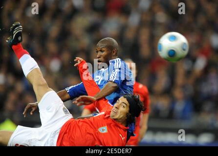 Der französische Rod Fanni kämpft gegen Suarez (Uruguay) während des Internationalen Freundschaftsspiel, Frankreich gegen Uruguay bei der 'Stade de France' in Saint-Denis bei Paris, Frankreich am 19. November 2008. Frankreich und Uruguay zeichnen 0-0 Foto von Henri Szwarc/Cameleon/ABACAPRESS.COM Stockfoto