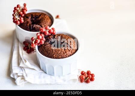 Zwei Schokoladen-Fondant-Kuchen mit Buffaloberries Stockfoto