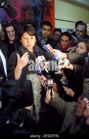 Die Sozialistische Partei Frankreichs und die Bürgermeisterin von Lille Martine Aubry spricht nach den Ergebnissen der ersten Wahlrunde in Lille, Frankreich, am 21. November 2008 zu Reportern im Wahllokal. Die zweite Runde Abstimmung wird Martine Aubry und Segolene Royal am 21. November Gesicht. Foto von Norbert Angielczyk/ABACAPRESS.COM Stockfoto