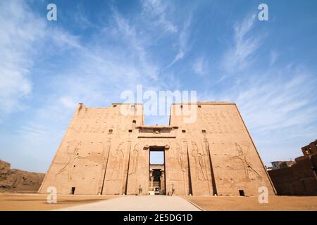 Haupttor des Horus-Tempels in Edfu, Ägypten Stockfoto