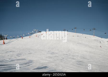 Gruppe von Menschen, Skifahren auf einem Berg, Zell am See, Salzburg, Österreich Stockfoto