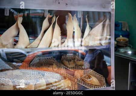 Haifischflossen im Fenster eines Restaurants im Zentrum von Bangkok, Thailand. Stockfoto