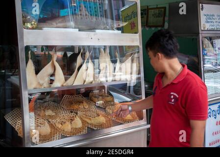 Haifischflossen im Fenster eines Restaurants im Zentrum von Bangkok, Thailand. Stockfoto