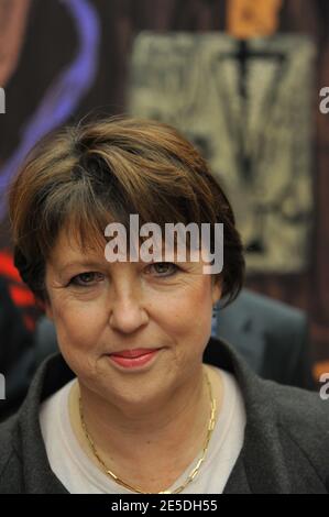 Die französische sozialistische Bürgermeisterin von Lille Martine Aubry spricht am 22. November 2008 bei der Nationalversammlung in Paris, Frankreich, zur Presse, nachdem sie mit 42 Stimmen aus mehr als 137,000 Stimmen in einer Endabstimmung für den Vorsitzenden der Sozialistischen Partei (PS) zur Siegerin erklärt wurde. Frankreichs Oppositionssozialisten stiegen heute in politische Kriegsführung ab, nachdem der gescheiterte Präsidentschaftskandidat Segolene Royal eine Stimme für die Parteiführung verloren hatte, um Aubry, den Architekten der 35-Stunden-Woche, mit einem hauchdünnen Vorsprung zu rivalisieren, aber sich geweigert hatte, eine Niederlage einzugestehen. Foto von Mousse/ABACAPRESS.COM Stockfoto