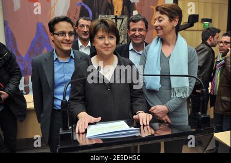 Die französische sozialistische Bürgermeisterin von Lille Martine Aubry spricht in Anwesenheit ihrer Berater David Lebon, Francois Lamy, Christophe Borgel und Adeline Hazan bei der Nationalversammlung am 22. November 2008 in Paris, Frankreich, zur Presse. Nachdem sie mit 42 Stimmen aus mehr als 137,000 abgegebenen Stimmen in einer Schlussabstimmung für den Chef der Sozialistischen Partei (PS) zur Siegerin erklärt wurde. Frankreichs Oppositionssozialisten stiegen heute in politische Kriegsführung ab, nachdem der gescheiterte Präsidentschaftskandidat Segolene Royal eine Stimme für die Parteiführung verloren hatte, um Aubry, den Architekten der 35-Stunden-Woche, mit einem hauchdünnen Vorsprung zu rivalisieren, sich aber weigerten Stockfoto