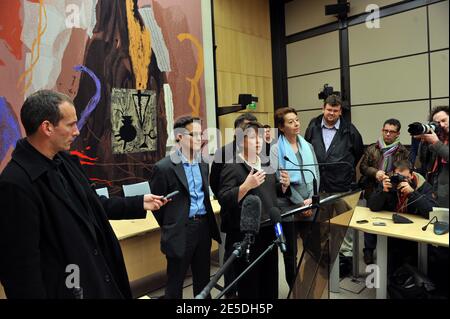 Die französische sozialistische Bürgermeisterin von Lille Martine Aubry spricht in Anwesenheit ihrer Berater David Lebon und Adeline Hazan bei der Nationalversammlung am 22. November 2008 in Paris, Frankreich, zur Presse. Nachdem sie mit 42 Stimmen aus mehr als 137,000 abgegebenen Stimmen in einer Schlussabstimmung für den Chef der Sozialistischen Partei (PS) zur Siegerin erklärt wurde. Frankreichs Oppositionssozialisten stiegen heute in politische Kriegsführung ab, nachdem der gescheiterte Präsidentschaftskandidat Segolene Royal eine Stimme für die Parteiführung verloren hatte, um Aubry, den Architekten der 35-Stunden-Woche, mit einem hauchdünnen Vorsprung zu rivalisieren, aber sich geweigert hatte, eine Niederlage einzugestehen. Foto von Mousse/ab Stockfoto