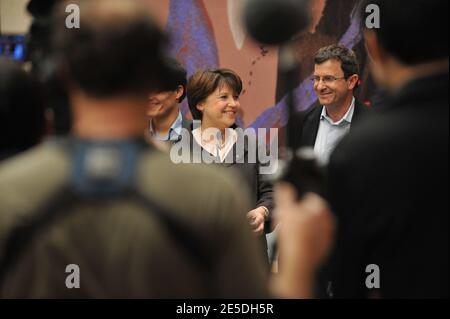 Die französische sozialistische Bürgermeisterin von Lille Martine Aubry spricht am 22. November 2008 bei der Nationalversammlung in Paris, Frankreich, zur Presse, nachdem sie mit 42 Stimmen aus mehr als 137,000 Stimmen in einer Endabstimmung für den Vorsitzenden der Sozialistischen Partei (PS) zur Siegerin erklärt wurde. Frankreichs Oppositionssozialisten stiegen heute in politische Kriegsführung ab, nachdem der gescheiterte Präsidentschaftskandidat Segolene Royal eine Stimme für die Parteiführung verloren hatte, um Aubry, den Architekten der 35-Stunden-Woche, mit einem hauchdünnen Vorsprung zu rivalisieren, aber sich geweigert hatte, eine Niederlage einzugestehen. Foto von Mousse/ABACAPRESS.COM Stockfoto