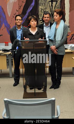Die französische sozialistische Bürgermeisterin von Lille Martine Aubry spricht in Anwesenheit ihrer Berater David Lebon, Christophe Borgel und Adeline Hazan bei der Nationalversammlung am 22. November 2008 in Paris, Frankreich, zur Presse. Nachdem sie mit 42 Stimmen aus mehr als 137,000 abgegebenen Stimmen in einer Schlussabstimmung für den Chef der Sozialistischen Partei (PS) zur Siegerin erklärt wurde. Frankreichs Oppositionssozialisten stiegen heute in politische Kriegsführung ab, nachdem der gescheiterte Präsidentschaftskandidat Segolene Royal eine Stimme für die Parteiführung verloren hatte, um Aubry, den Architekten der 35-Stunden-Woche, mit einem hauchdünnen Vorsprung zu rivalisieren, aber sich geweigert hatte, eine Niederlage einzugestehen. Stockfoto