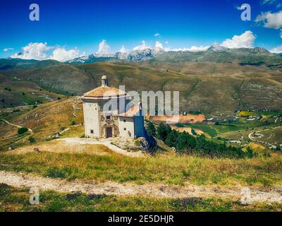 Chiesa di Santa Maria della Pieta in der Nähe von Rocca Calascio, Abruzzen, Italien Stockfoto