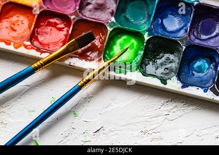 Zwei Pinsel und eine Palette mit Aquarellfarben Stockfoto