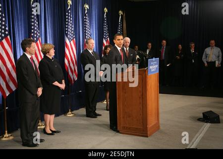 Der designierte Präsident Barack Obama mit dem designierten Vizepräsidenten Joe Biden kündigt Timothy Geithner, Präsident der New Yorker Federal Reserve Bank, als Finanzminister an, Christina Romer, Ökonomin an der University of California in Berkeley, als Vorsitzenden des Council of Economic Advisers, Lawrence Summers, ehemaliger Finanzminister unter Präsident Bill Clinton, Als Direktor des National Economic Council, während einer Pressekonferenz im Hilton Hotel in Chicago, IL, USA am 24. November 2008. Foto von Alexandra Buxbaum/ABACAPRESS.COM Stockfoto