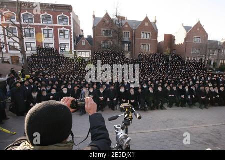 Rabbiner aus der Chabad-Lubavitch-Bewegung des Judentums posieren für ein Gruppenfoto im Rahmen der 25. Jährlichen Internationalen Konferenz der Chabad-Lubavitch-Abgesandten am 23. November 2008 in Crown Heights, New York City, NY, USA. Foto von Aton Pak/ABACAPRESS.COM Stockfoto