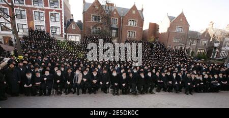 Rabbiner aus der Chabad-Lubavitch-Bewegung des Judentums posieren für ein Gruppenfoto im Rahmen der 25. Jährlichen Internationalen Konferenz der Chabad-Lubavitch-Abgesandten am 23. November 2008 in Crown Heights, New York City, NY, USA. Foto von Aton Pak/ABACAPRESS.COM Stockfoto