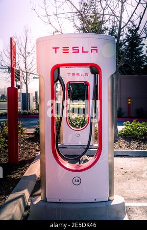 Fremont, CA, USA - 20. Januar 2021: Tesla Supercharger für Elektroautos. Tesla ist ein amerikanisches Unternehmen für Elektrofahrzeuge und saubere Energie mit Sitz in Pa Stockfoto
